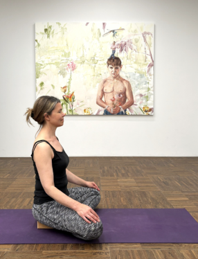 Yoga i konsthall med konstverk av Linn Fernström i bakgrunden.