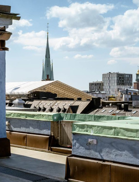 Utsikt från Konserthusets tak utöver stadens tinnar och torn.