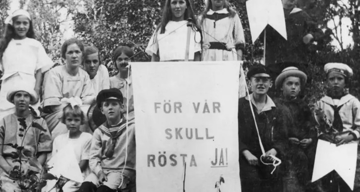 Bild från 1922 föreställande barn som håller upp en skylt där det står "För vår skull rösta JA!"