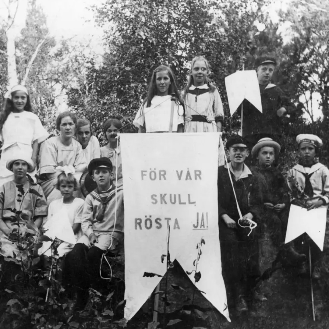 Bild från 1922 föreställande barn som håller upp en skylt där det står "För vår skull rösta JA!"