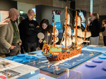 Besökare i utställningen Brickwrecks på Vasamuseet