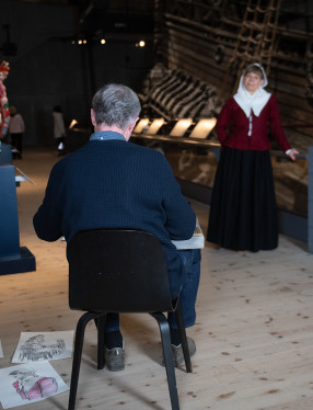 Besökare tecknar kroki på Vasamuseet.