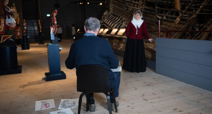 Besökare tecknar kroki på Vasamuseet.