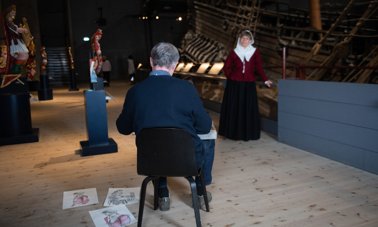 Besökare tecknar kroki på Vasamuseet.