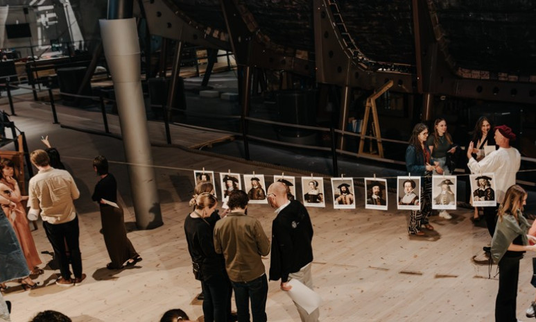 Besökare deltar i deckarspel på Vasamuseet.